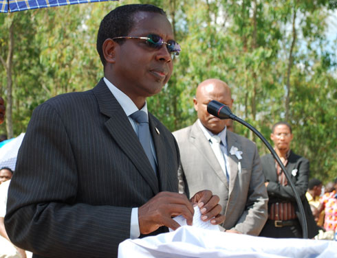 Kalisa Evariste, Visi Perezida w'Inteko Ishinga Amategeko umutwe w'Abadepite, ageza ijambo ku bari bitabiriye umuhango wo kwibuka. 