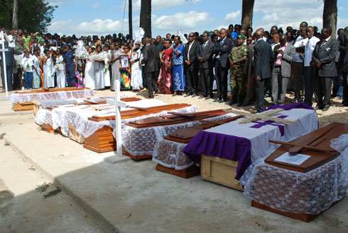 Imibiri y'inzirakarengane zashyinguwe mu cyubahiro.