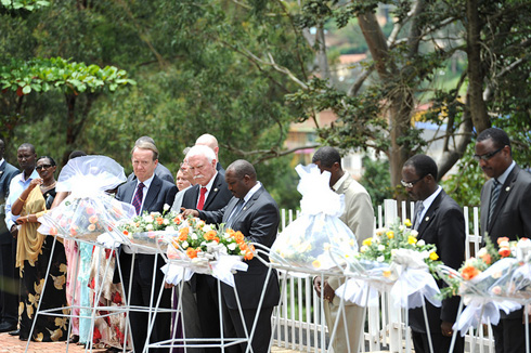 Abandi bayobozi bakuru bashyira indabo ku mva z'abazize Jenoside bashyinguye ku rwibutso rwa Gisozi i Kigali.