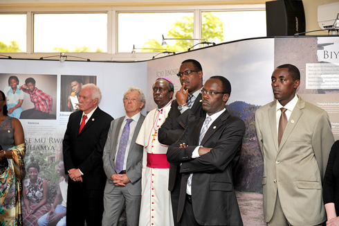 Abayobozi batandukanye hamwe na Musenyeri Mbonyintege Smaragde wavuze isengesho ryo gusabira abazize Jenoside, berekwa icyumba cy'amahoro.