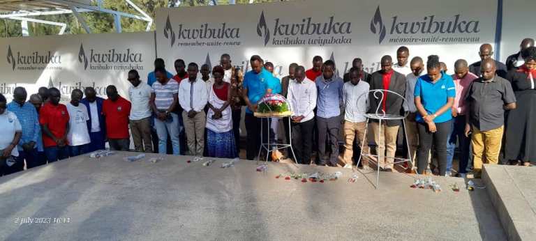 Ku rwibutso rwa Jenoside rwa Kigali bunamiye inzirakarengane zihashyinguye