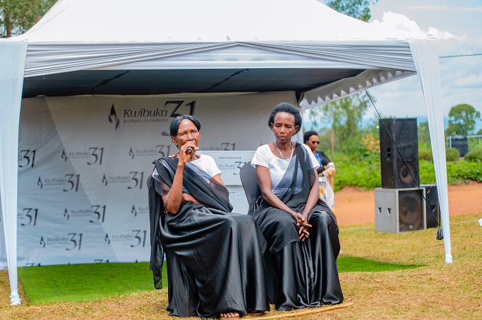 Mukabasoni (ufite mikoro) agaruka ku nzira y