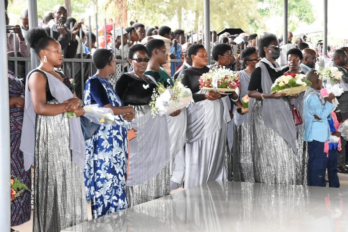 Imiryango yabashyinguye mu Kabagari yazanye indabo zo kubatura