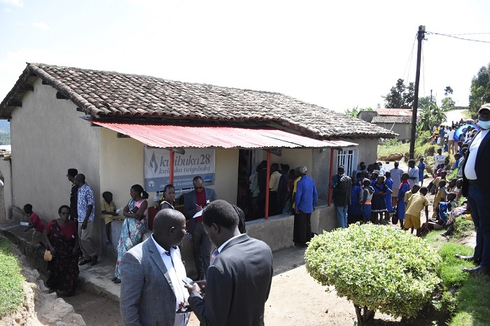 Abagore n'abana bahungiye muri iyi nzu babeshywa kuzarindwa bayicirwamo