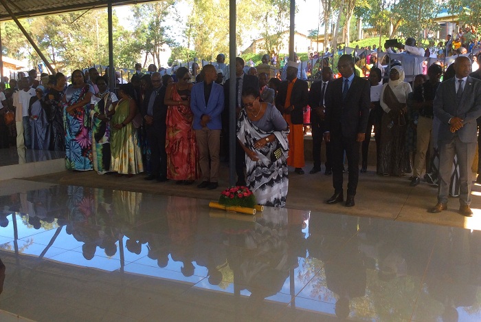 Hon. Mukabagwiza ashyira indabo ku rwibutso