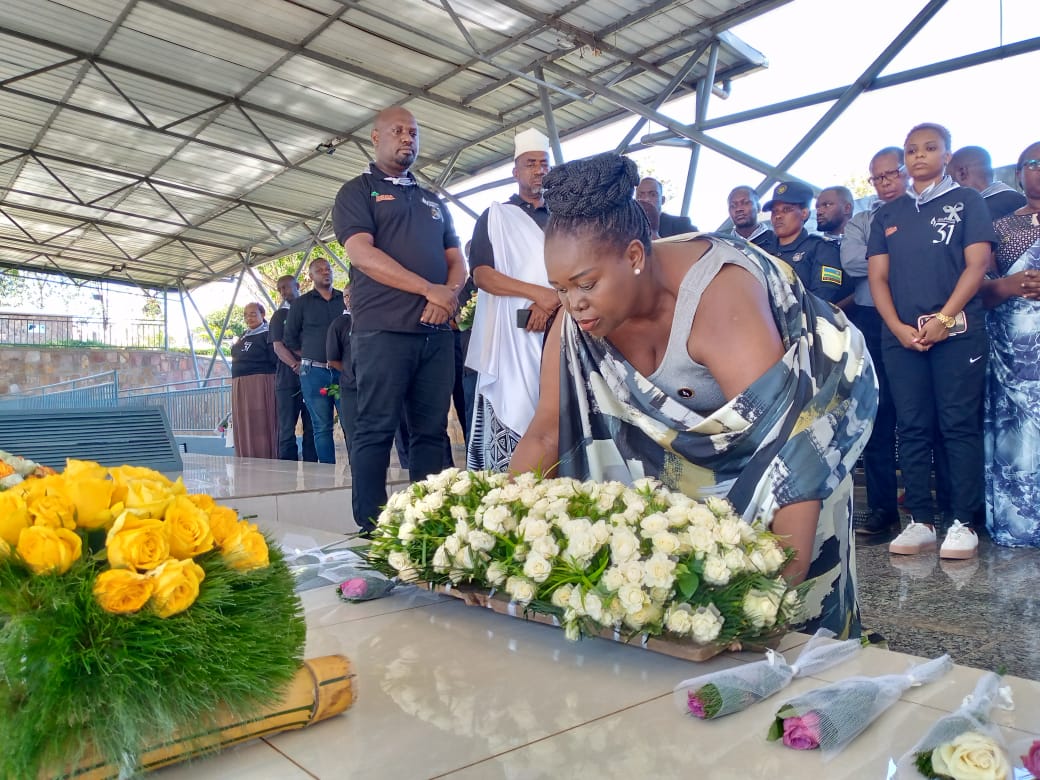 Visi Meya Yvette Imanishimwe, ashyira indabo ku mva y'Abatutsi biciwe i Ntarama