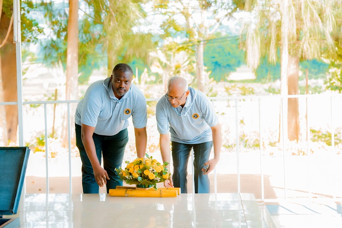 Bafashe umwanya wo gushyira indabo aharuhukiye imibiri 333 y'Abatutsi bishwe muri Jenoside