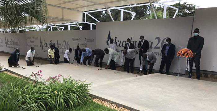 Ubwo abasportifs batandukanye bunamiraga inzirakarengane zishyinguye mu rwibutso rwa Kigali ku Gisozi, hari umwaka ushize wa 2020