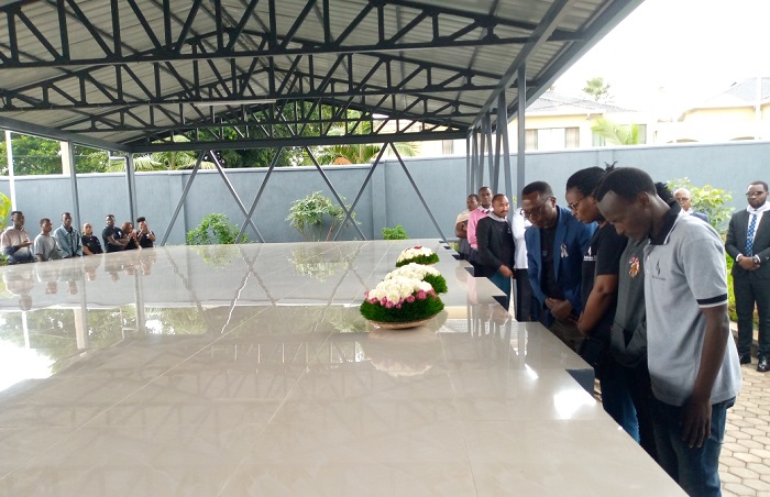 Abitabiriye uyu muhango bashyize indabo ku mva banunamira imibiri iruhukiye mu rwibutso rwa Musanze