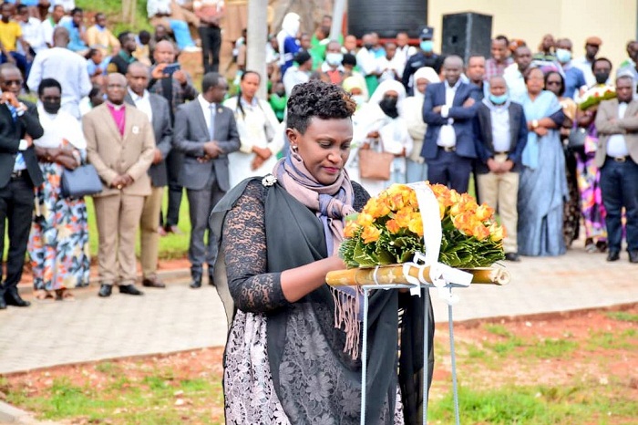 Guverineri Kayitesi ashyira indabo ku rwibutso rwa Kabgayi