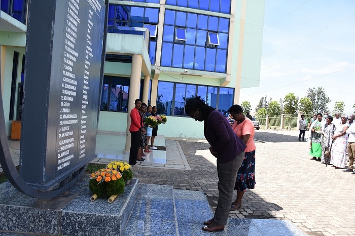 Mayor wa Muhanga, Kayitare Jacqueline ari mu bunamiye abakoreraga mu Ruhango