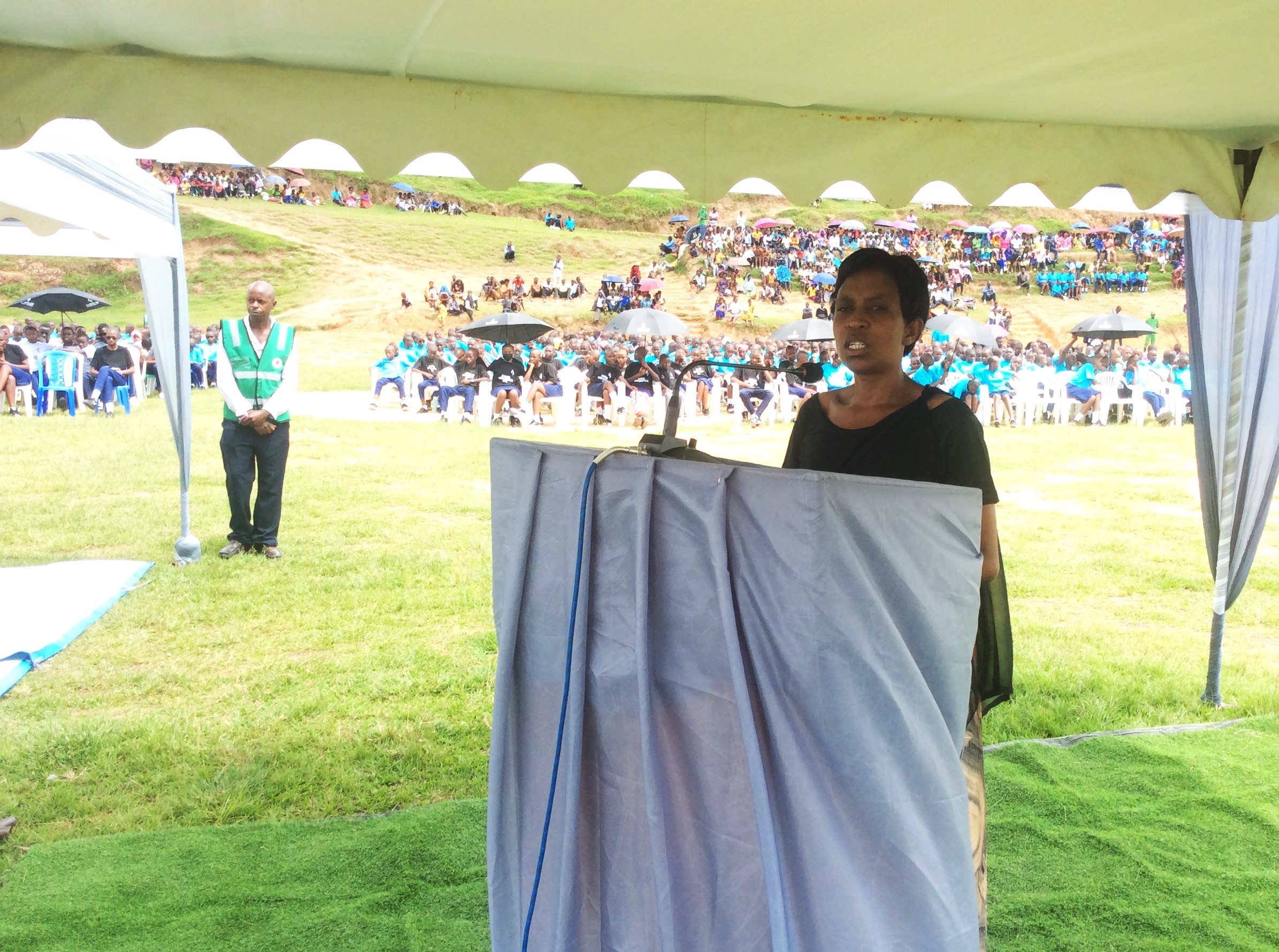 Niyiduha avuga ko interahamwe z'abakobwa zabaga kuri bariyeri zikica abagore b'Abatutsikazi