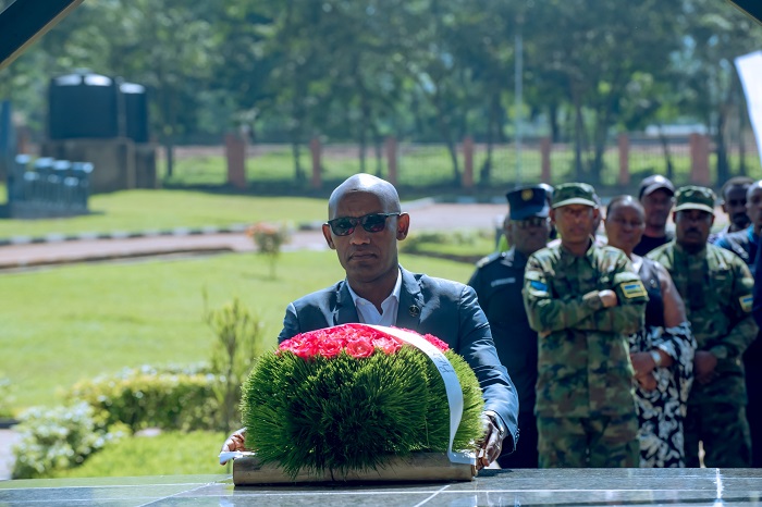 Habanje igikorwa cyo gushyira indabo ku mva iruhukiyemo imibiri y'Abatutsi bishwe muri Jenoside