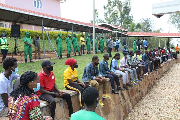 Abahagarariye urubyiruko muri Kicukiro baganirijwe nyuma y'umuganda wo kwita ku rwibutso rwa Jenoside