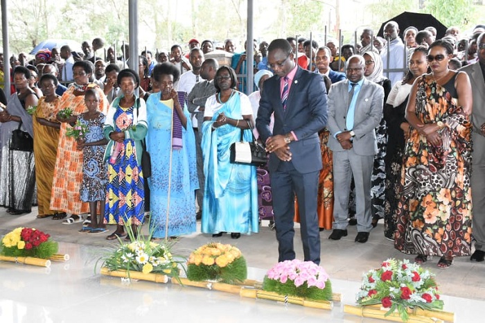 Umuyobozi w'Akarere ka Ruhango yunamira inzirakarengane zishyinguye mu Kabagari