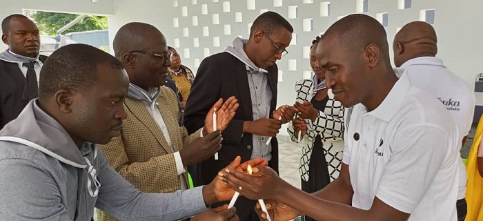 Abitabiriye uwo muhango bacanye urumuri rw'icyizere