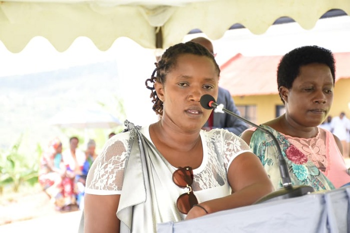 Mutonesha avuga ko bahungiye mu nzu y'umuturage babeshywa ko bazaharindirwa