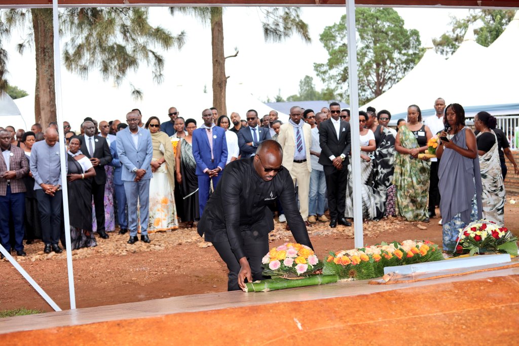 Guverineri Rubingisa ashyira indabo ku rwibutso rwa Musha