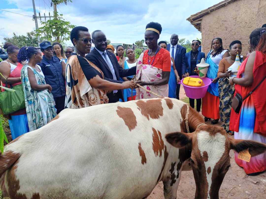 Abagore bahagarariye abandi mu nama y'Igihugu y'abagore no mu rugaga rw'abagore rushamikiye kuri FPR kandi baremeye umubyeyi w'imyaka 73 warokotse Jenoside