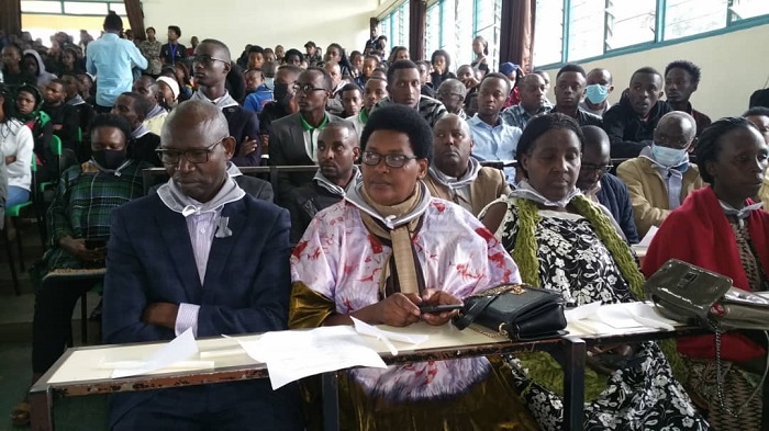 Mbabariye Innocent(ubanza ibumoso), mu uhamya bwe yagaragaje ko Abatutsi bigaga cyangwa bigishaga mu cyahoze ari ISAIE-Busogo batotewje kuva na mbere ya Jenoside