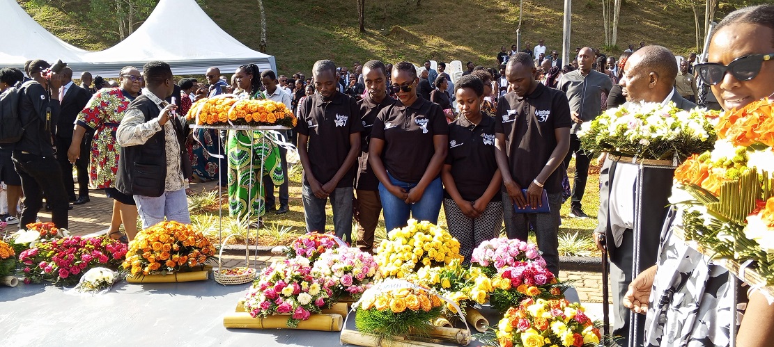 Bakomeje gusaba abafite amakuru y'ahajugunywe ababo muri Jenoside kuyatanga