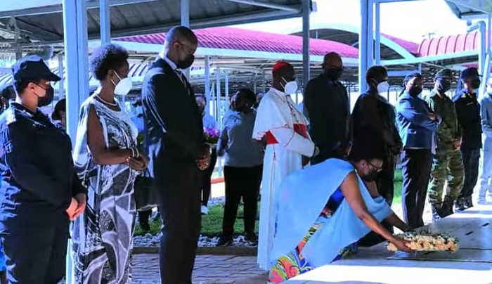 Abitabiriye icyo gikorwa bunamiye imibiri iharuhukiye