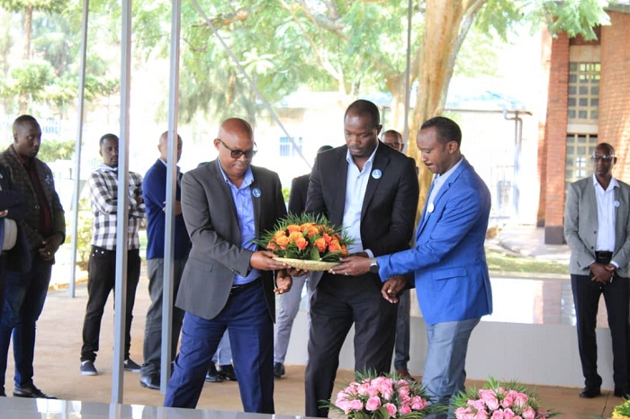 Imiryango y'abarokotse Jenoside i Nyamata ishyira indabo aharuhukiye abavandimwe babo