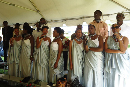 Bamwe mu bana barokotse Jenoside biga babifashijwemo n'ikigega cya Ambasade ya Amerika, bakoze korari bashobora guhimba indirimbo n'imivugo bikora ku mitima y'abantu, mu gihe cy'iminsi umunani gusa.