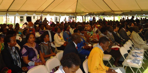 Abitabiriye kwibuka abari abakozi ba Ambasade ya USA, barimo imiryango yabo hamwe n'abakorera iyo ambasade muri iki gihe.