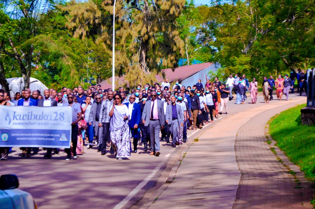 Kwibuka byabimburiwe n'urugendo rwo kuva kuri CHUB kugera ku rwibutso rwa Jenoside rwa Kaminuza y'u Rwanda ishami rya Huye (UR)