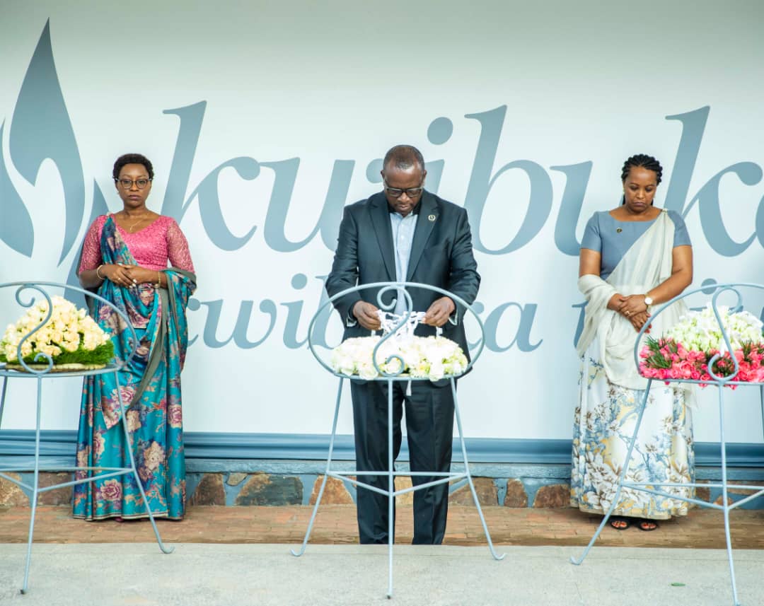 Ni umuhango wabanjirijwe no gushyira indabo aharuhukiye imibiri isaga ibihumbi 250 ku rwibutso rwa Jenoside rwa Kigali