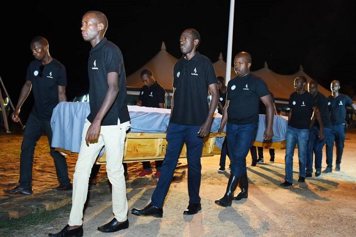 Samuel Dusengiyumva wa gatatu mu bateruye isanduku imbere (Ifoto ya mbere ya COVID-19)