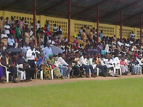 Bamwe mu baturage bari baje mu muhango wo kwibuka Jenoside yakorewe Abatutsi ku rwego rw