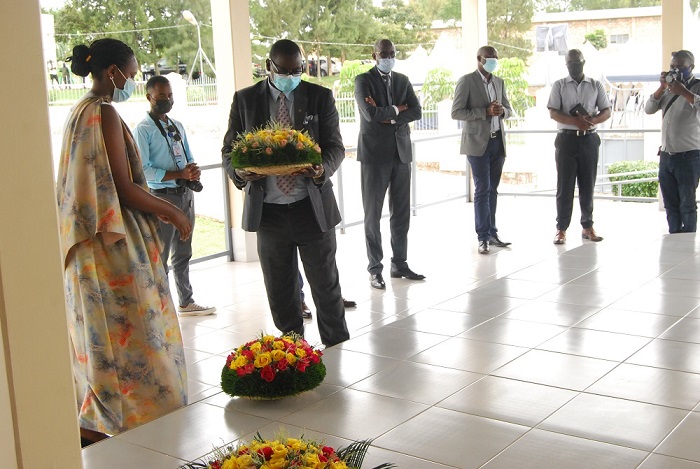 Abayobozi b'akarere ka Ruhango bashyize indabo ku rwibutso