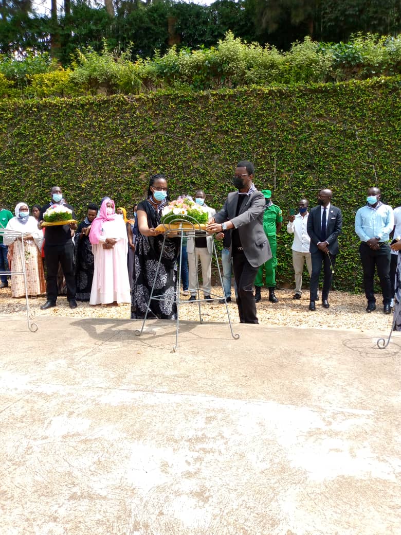 Bashyize indabo ku rwibutso rwa Gisozi