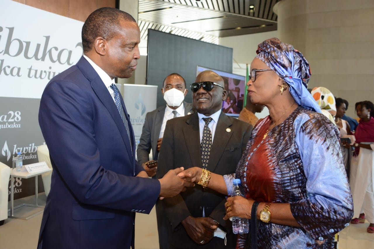 Ambasaderi Karabaranga asuhuza umugore wa Cpt Mbaye Diagne ari kumwe na Col. Mamadou Adje na we wari mu ngabo za MINUAR