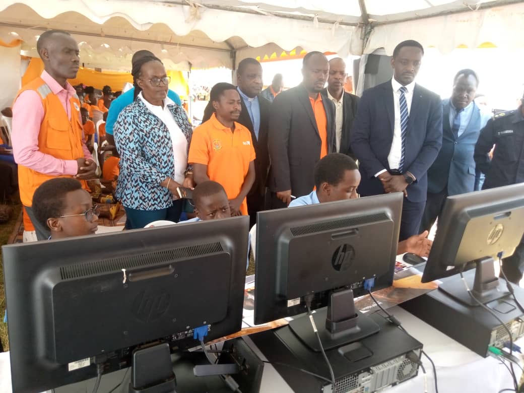 Bafasha abanyeshuri kwiga ikoranabuhanga