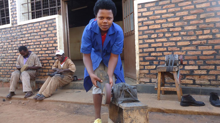 Kwiga gukora inkweto nta pfunwe bimutera n