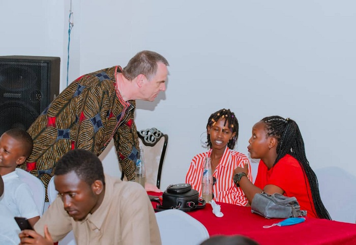Pasiteri Gerhard aganira na bamwe mu bana yafashije