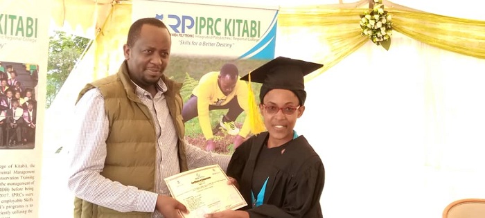 Umuyobozi wa IPRC-Kitabi, Richard Nasasira, ashyikiriza abanyeshuri impamyabushobozi