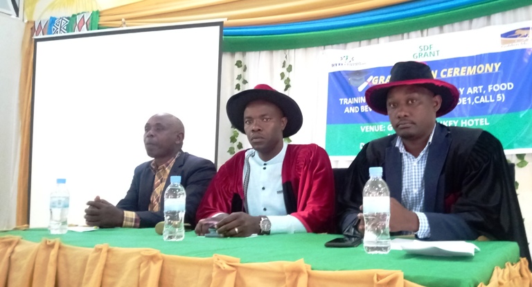 Uhereye ibumoso, umubyeyi uhagarariye abandi, Meya wa Nyamagabe Hildebrand Niyomwungeri, n'umuyobozi wa Golden Money Hotel Paul Nshimyumuremyi