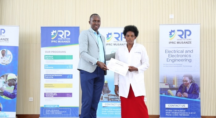 Eng. Abayisenga aha impamyabushobozi umwe mu basoje amasomo