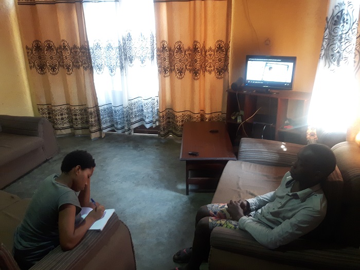 Abigira mu rugo, bamwe barakoresha radiyo abandi televiziyo