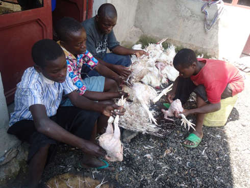 Uretse abanyamuryango ubwabo, Koperative “Sagamba Rusake” inaha akazi abana bikabarinda kuzerera no gusabiriza