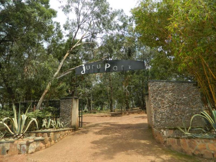 Kwinjira muri Juru Park uba wumva akayaga keza kubera ibiti bihakikije.