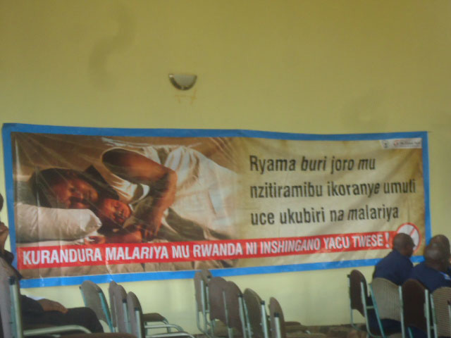 Abaturage barasabwa kubahiriza kuryama mu nzitiramibu iteye umuti mu rwego rwo kwirinda indwara ya marariya.