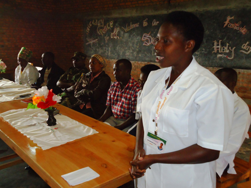 Umwe mu baforomokazi yigisha abanyeshuri indwara y