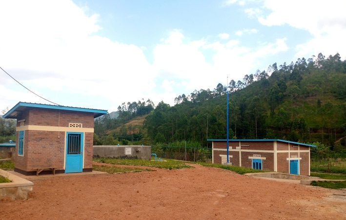 Mu Mirenge ine umuyoboro w'amazi unyuzemo hubatswe amavomo 54