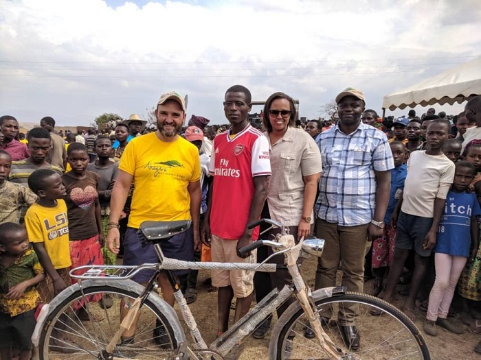 Niyibizi Callixte wabaye uwa mbere mu bihembo yahawe hiyongereyeho n'umwambaro w'ikipe ya Arsenal