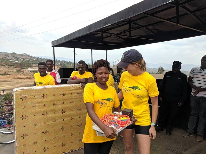 Abakobwa n'abagore na bo ni bamwe mu bitabiriye iri siganwa